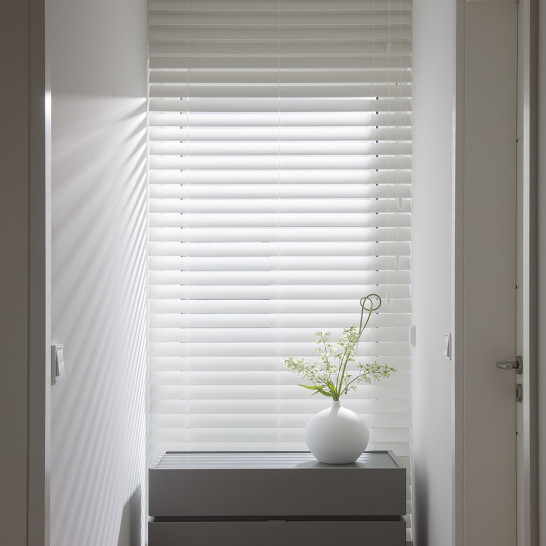 Witte blinds badkamer Tom